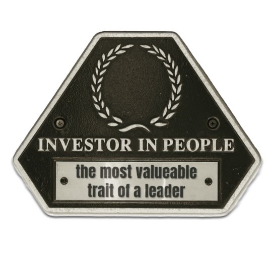 Plakette mit dem Text: Investor in People – the most valuable trait of a leader