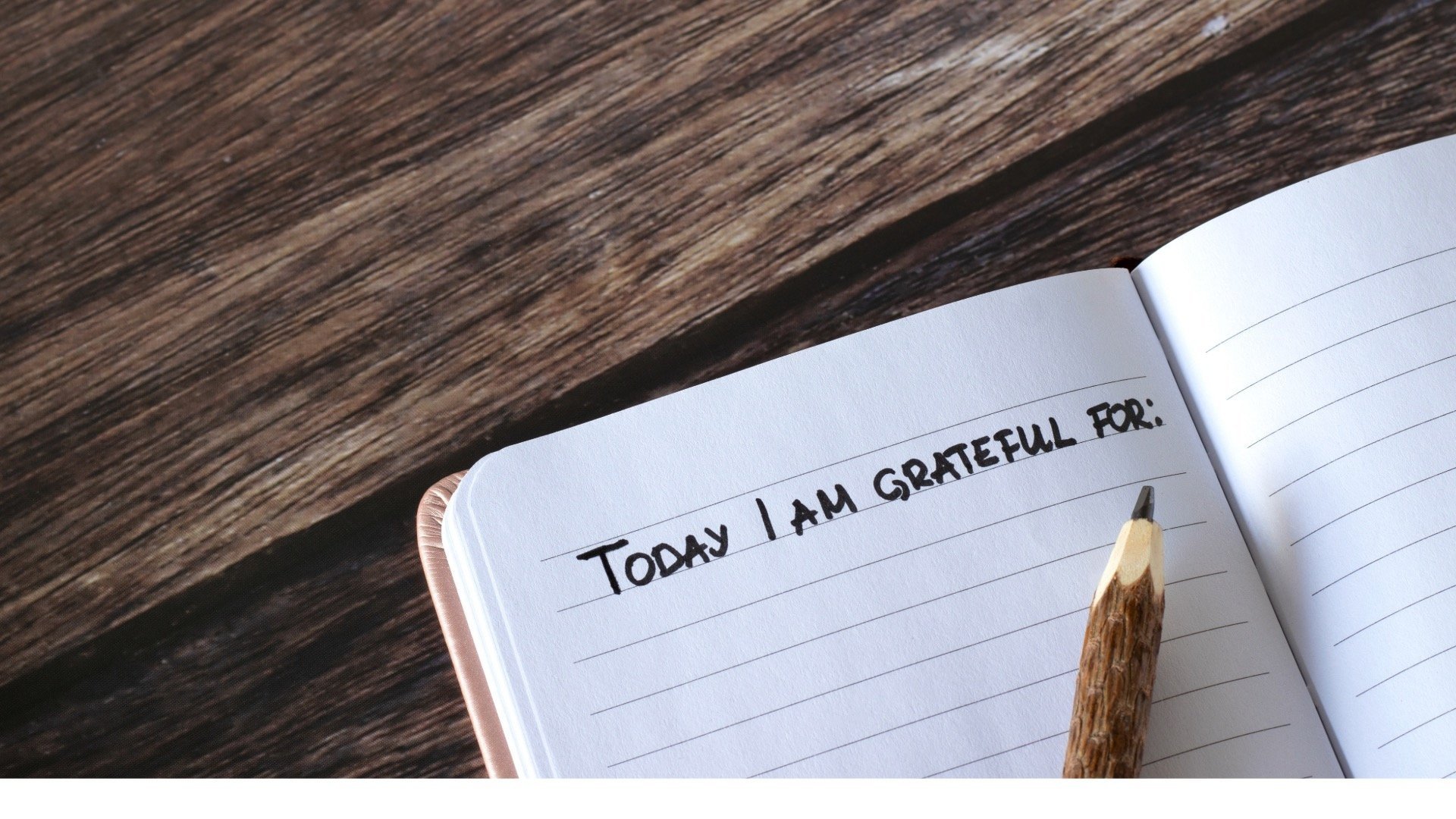 Ein aufgeschlagenes Notizbuch mit dem Satzanfang: Today I am grateful for