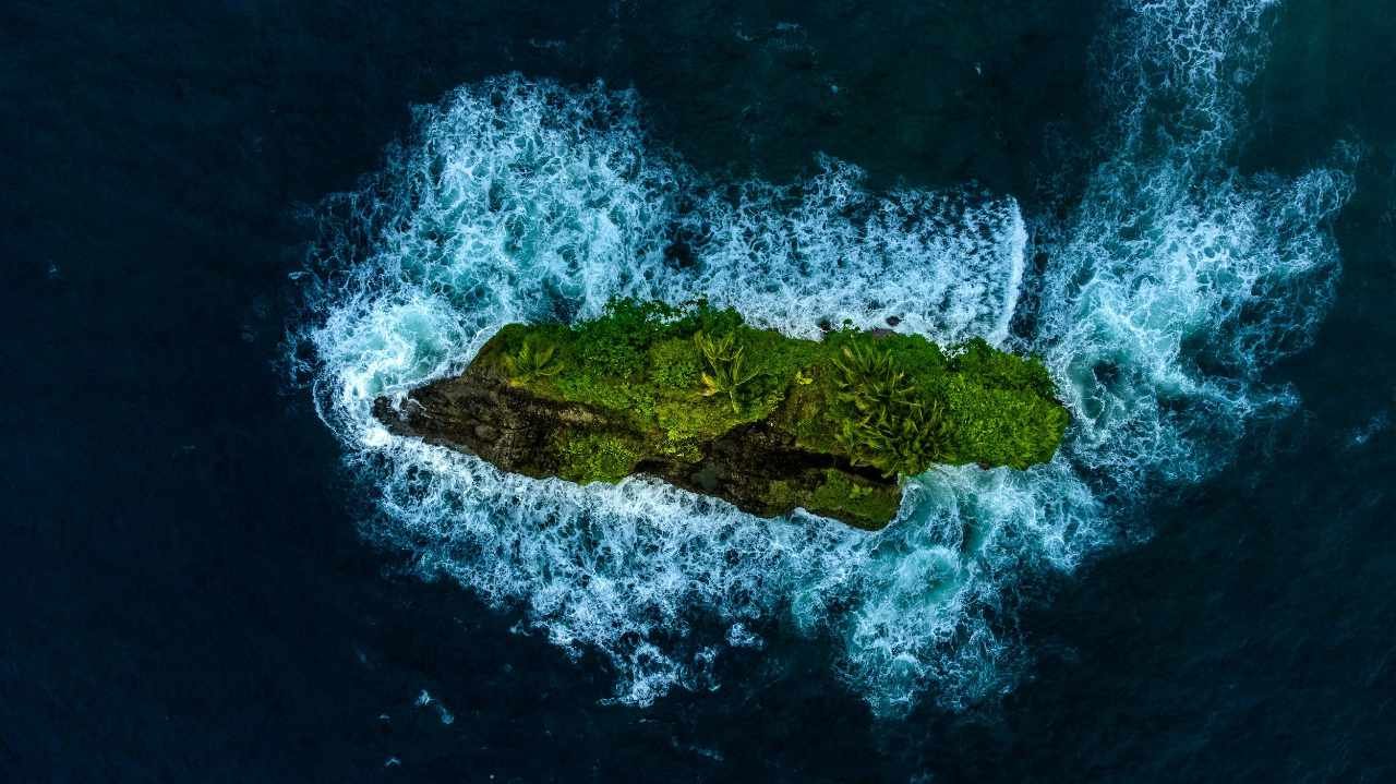 Eine grüne Insel inmitten der Brandung