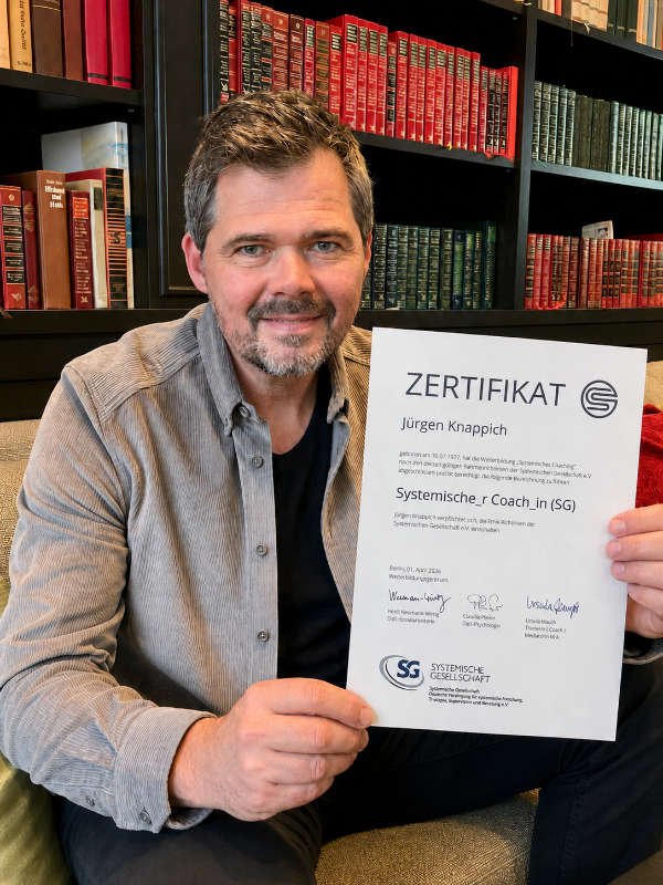 Jürgen Knappich mit seinem Zertifikat als systemischer Coach