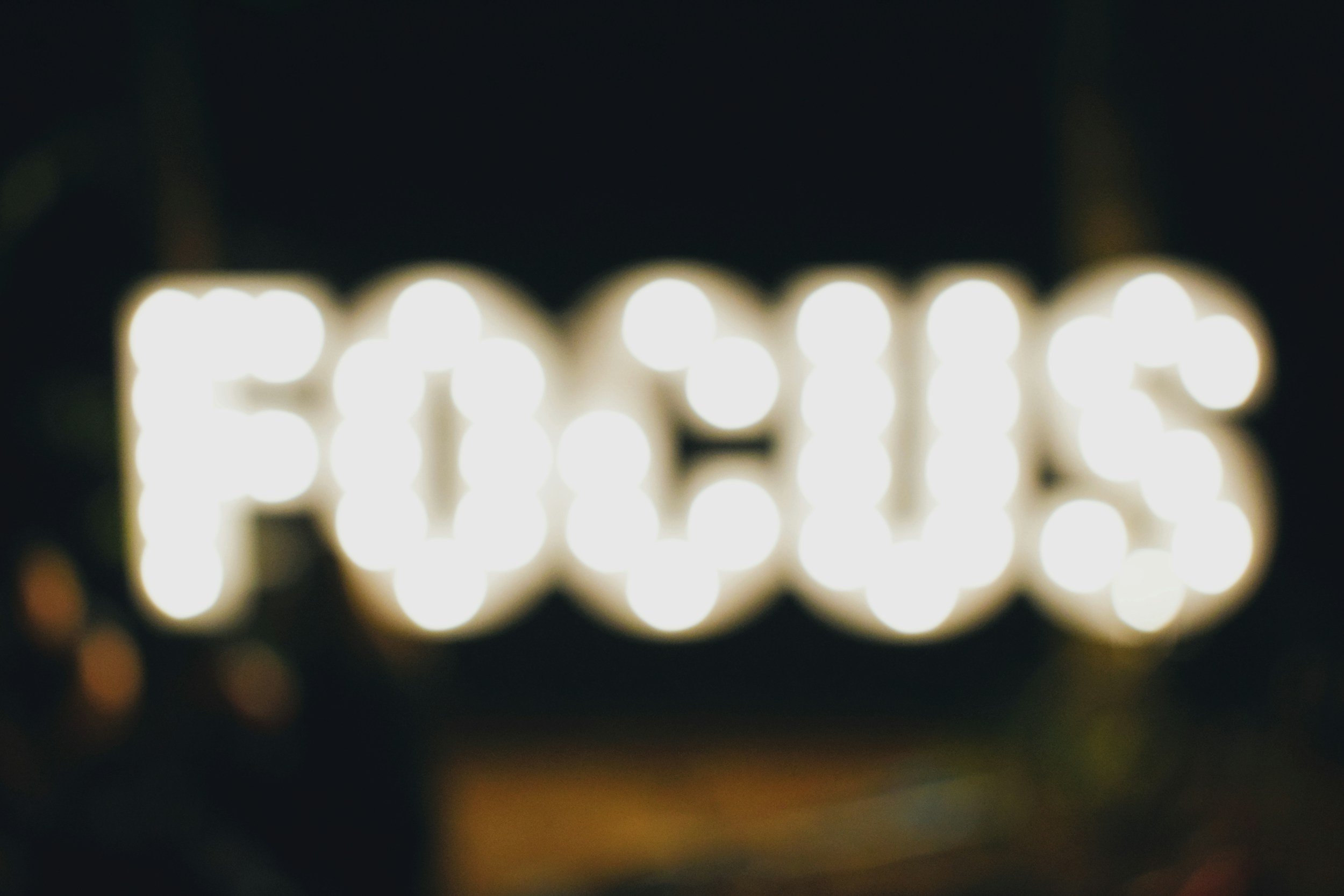 Leuchtender Schriftzug FOCUS